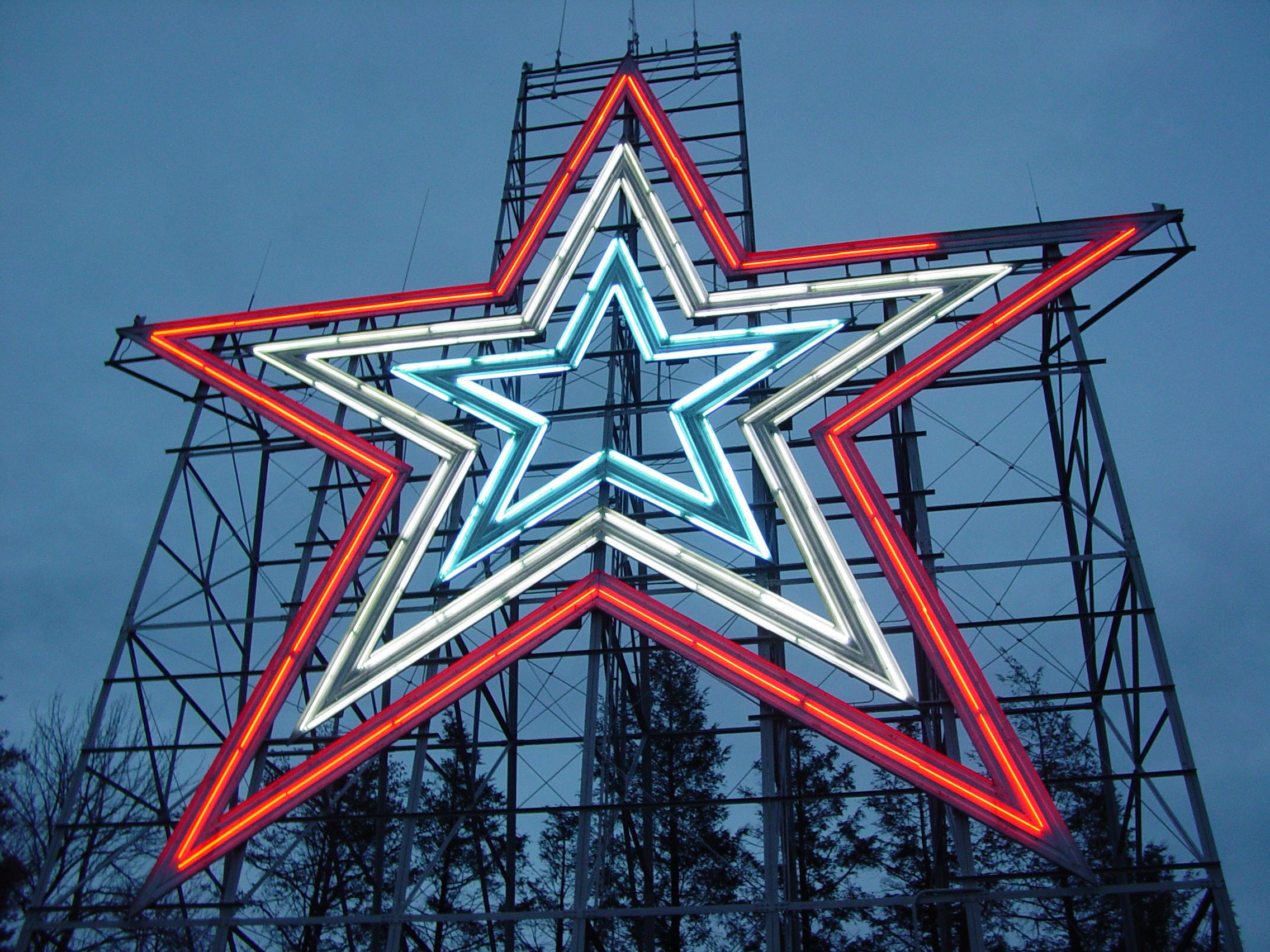 Mill Mountain Star illuminated at dusk — Roanoke, Virginia landmark